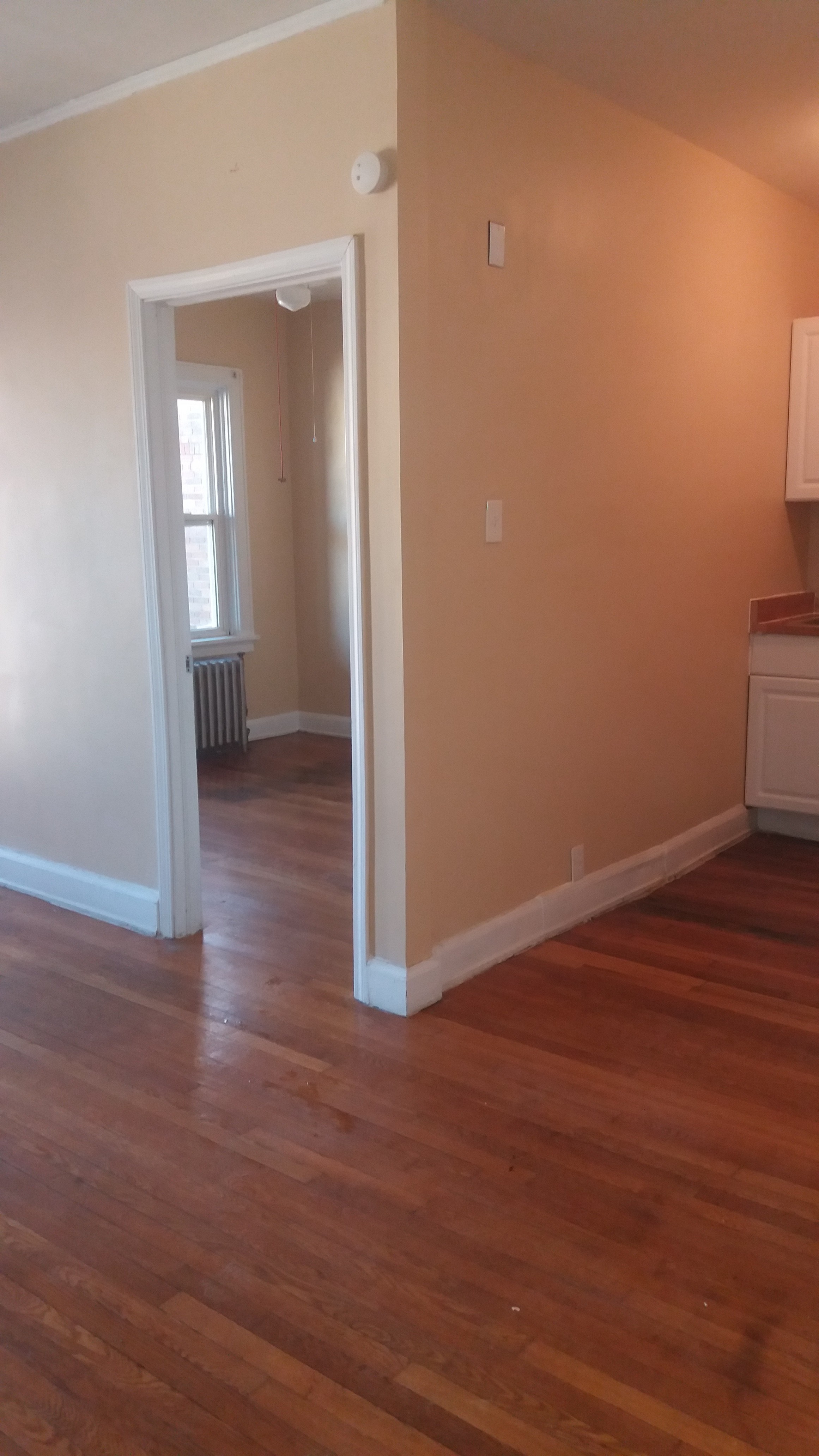 Highland - 17 - Clifton 1 Bedroom Free Heat! Reduced Rent!