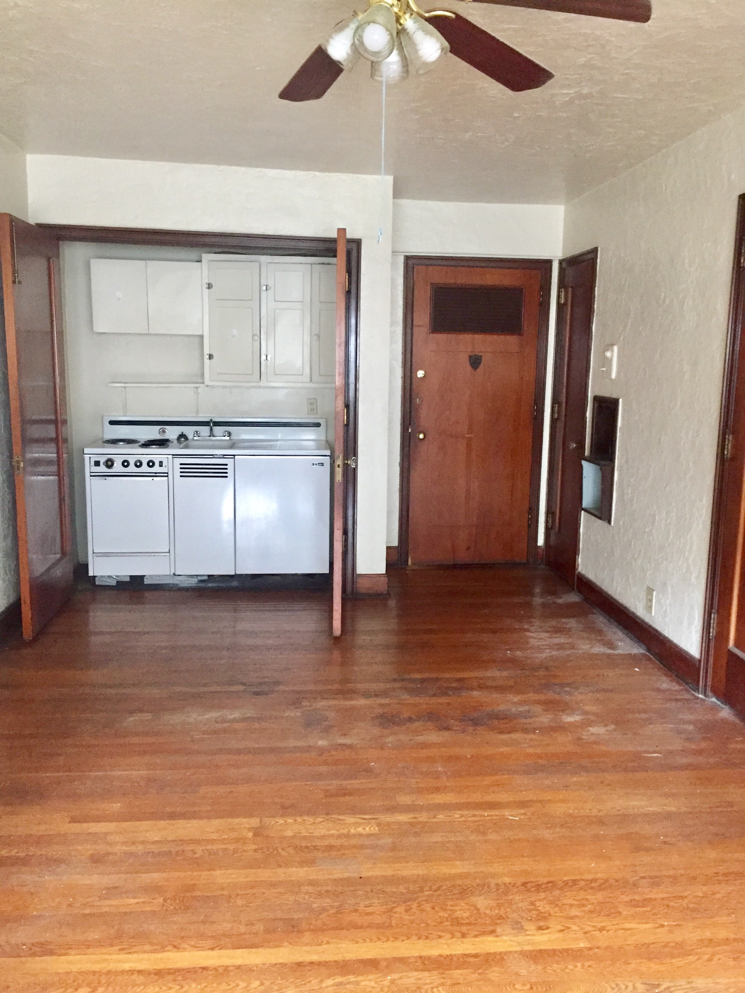 Beautiful Studio Apt! Move In Special! Spacious! Good Accessibility! East Walnut Hills.