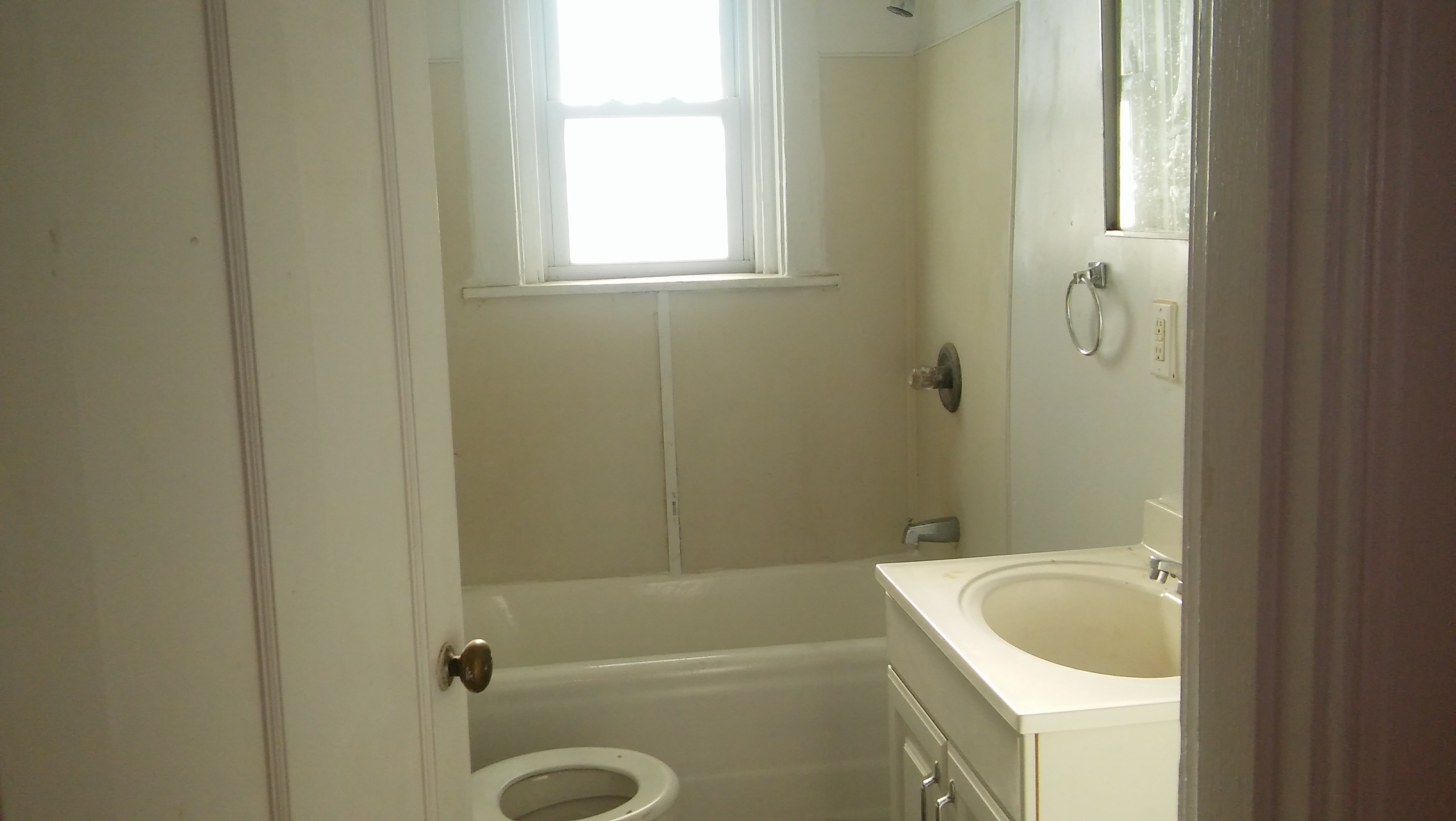 Oak - 101 - Newly renovated 2-bedroom, pet-friendly apartment near UC and Hospitals. Heat included!