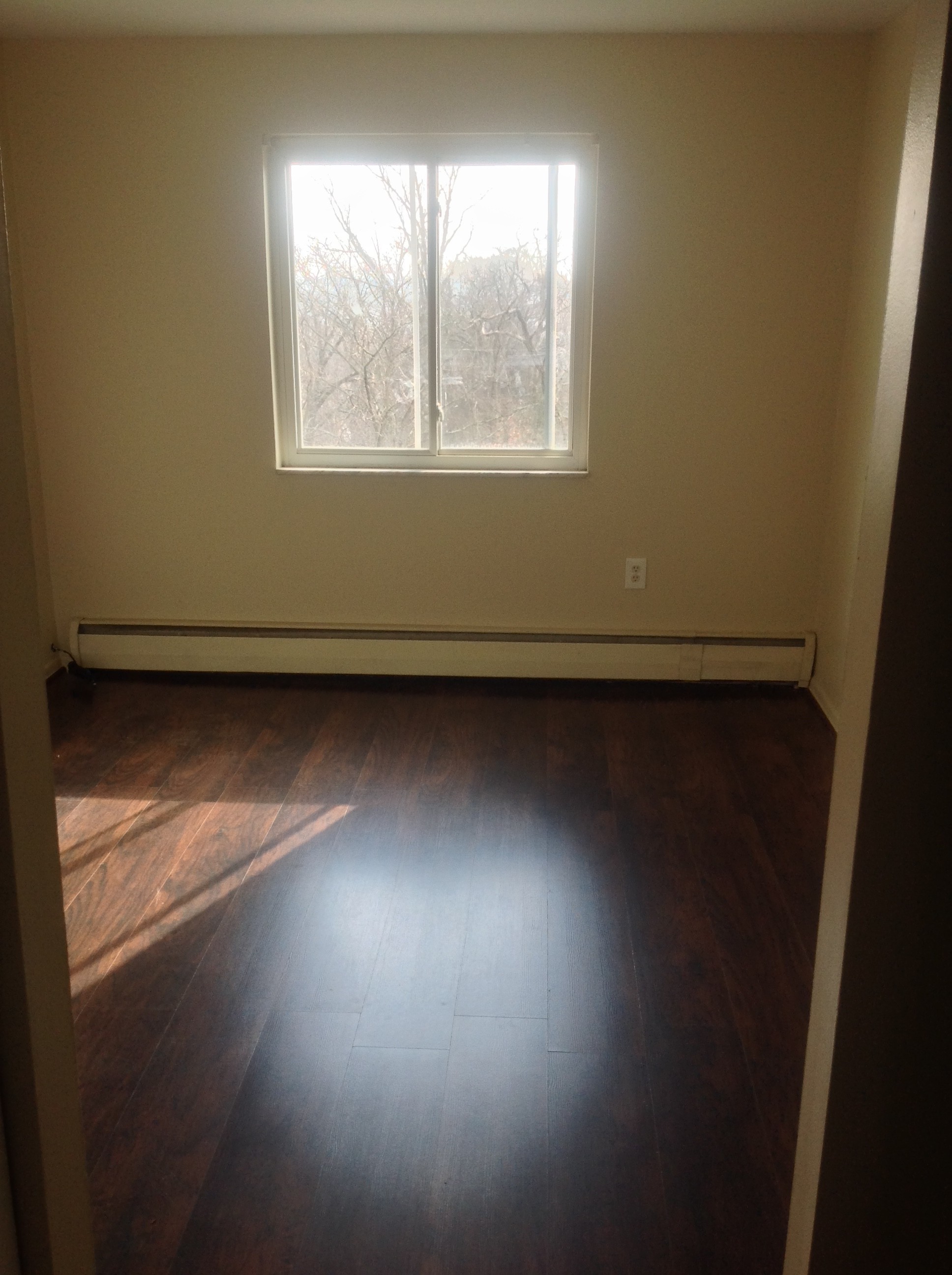 Glen Parker - GP 16 - One-bedroom apartment with balcony in pet-friendly building near Northside