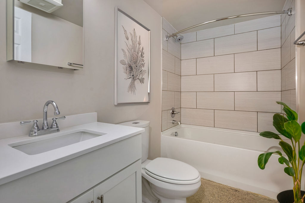 2 Bed 2 Bath (02 , 06 )