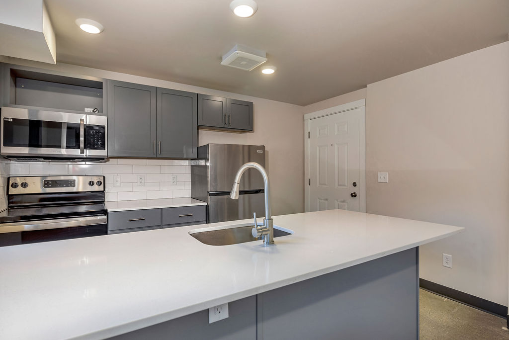 1 Bed 1 Bath Terrace (8th floor)