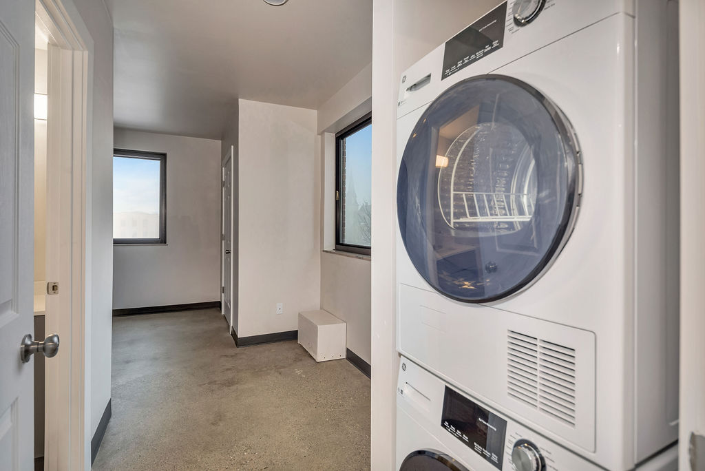 1 Bed 1 Bath Terrace (8th floor)